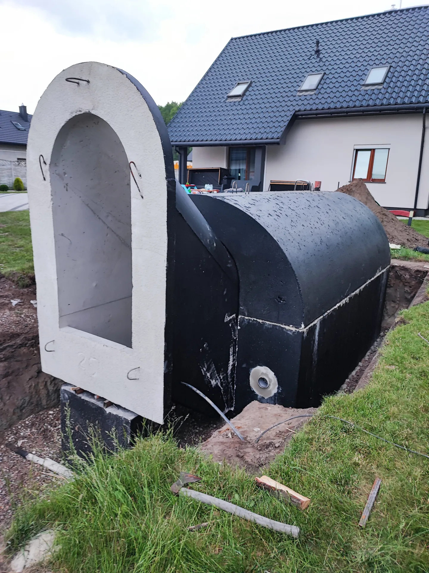 Wejście do piwniczki betonowej podczas prac montażowych