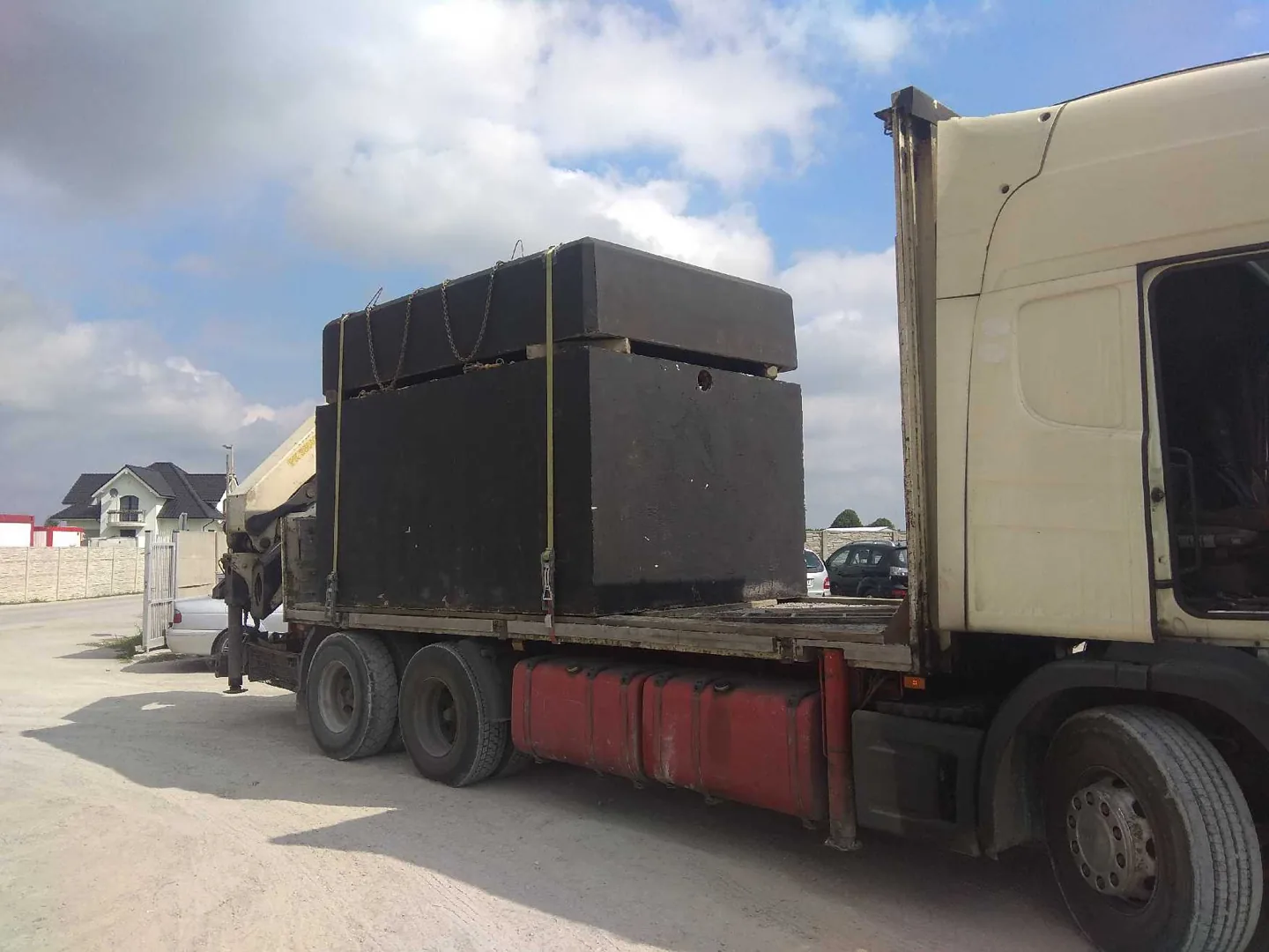 Transport dużego zbiornika betonowego samochodem z HDS